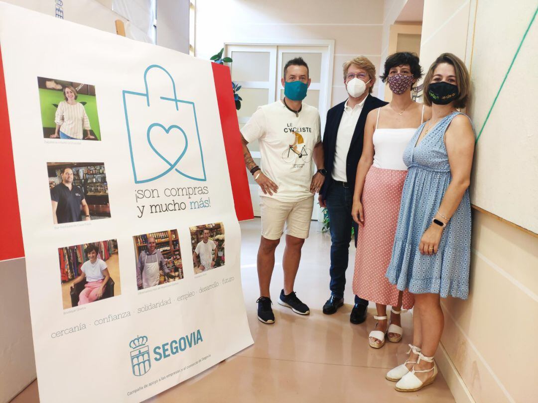 Varios comerciantes junto al concejal Jesús García durante la presentación de la campaña en apoyo al comercio de la ciudad