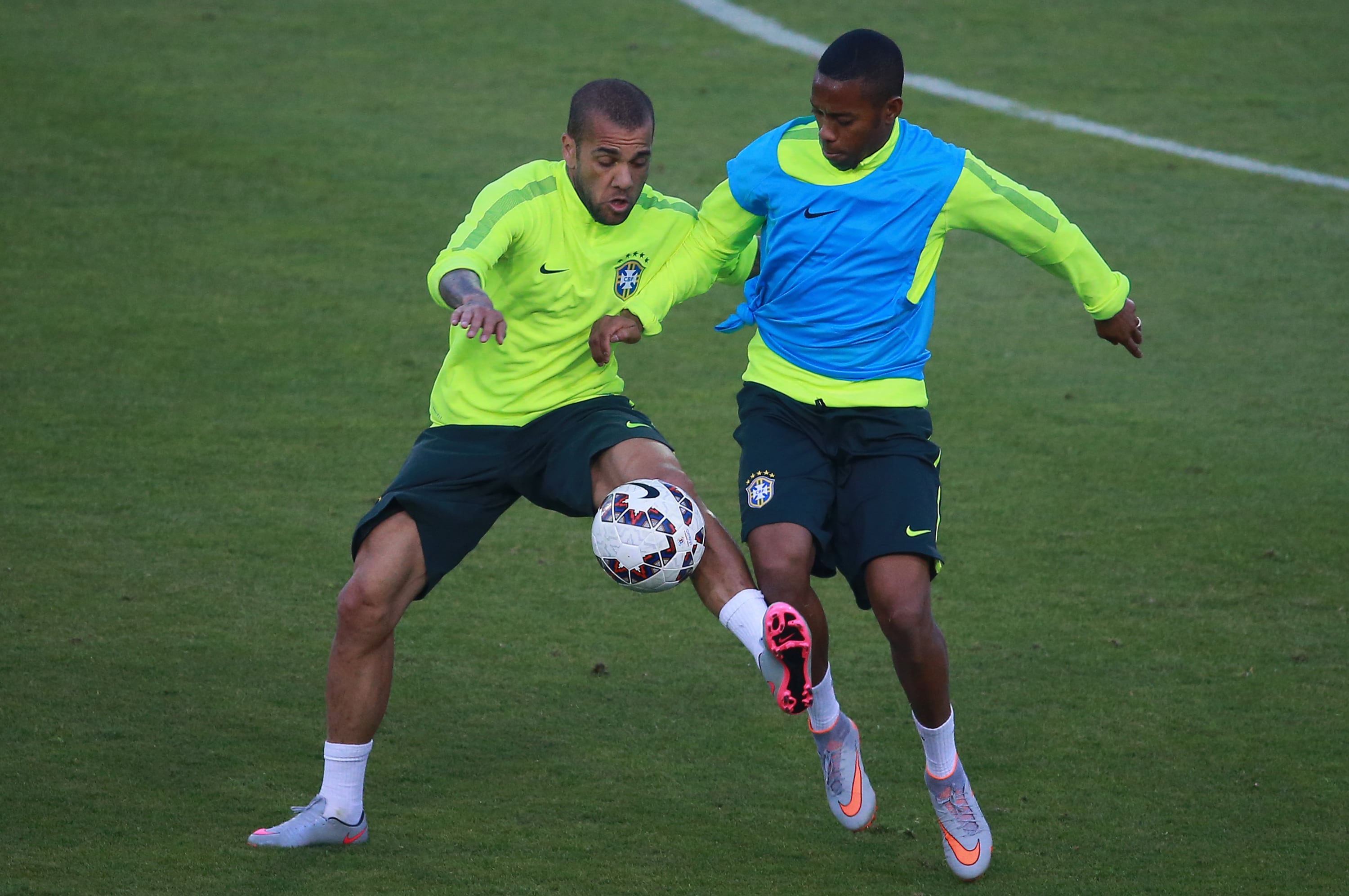 Dani Alves y Robinho, en un entrenamiento con la Selección Brasileña