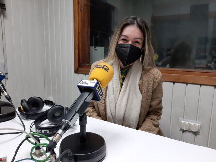 Chus Olsson, durante su visita a los estudios de Radio Linares