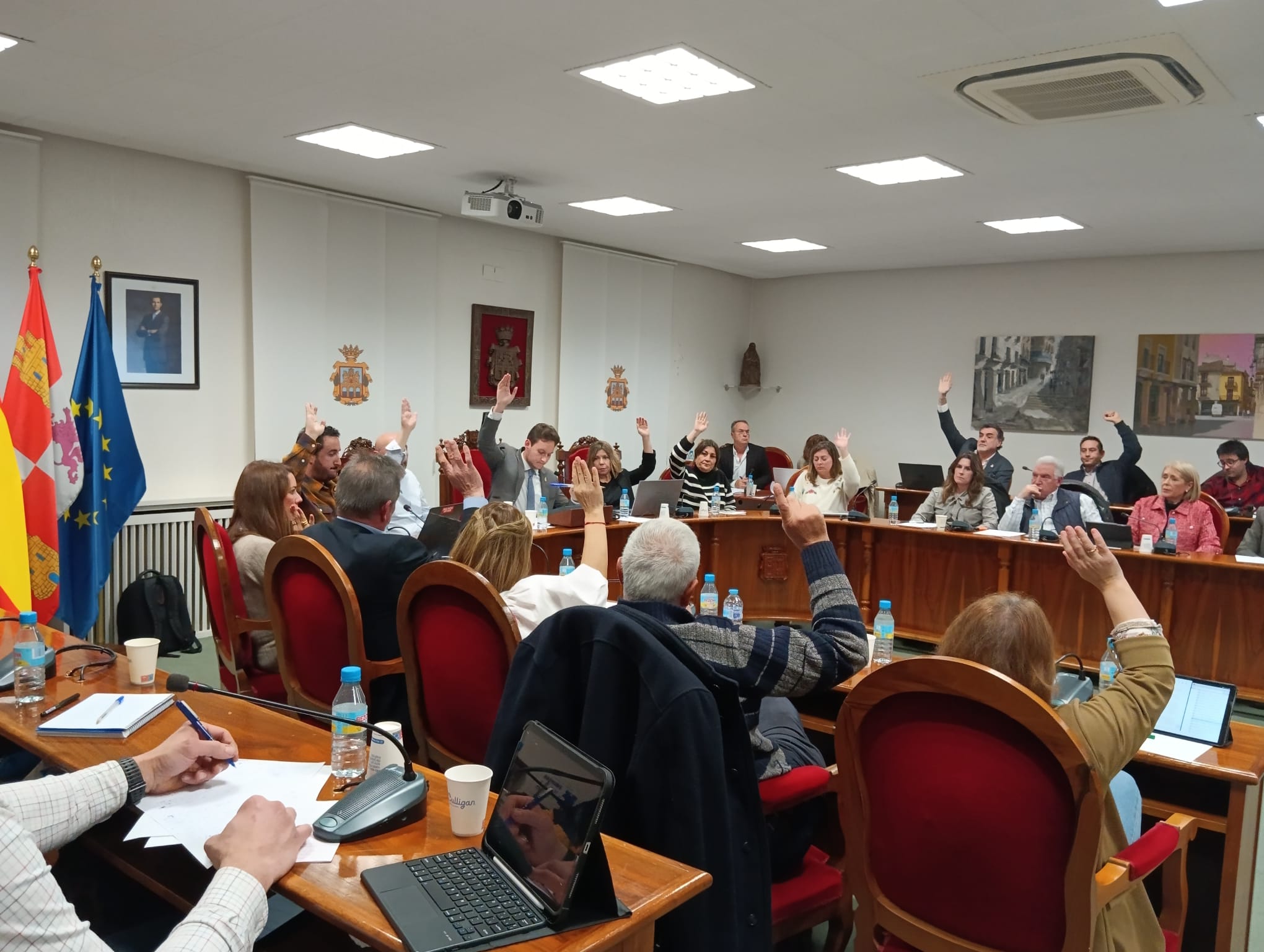 El tripartito aprobó los presupuestos de 2026 con el apoyo del PP