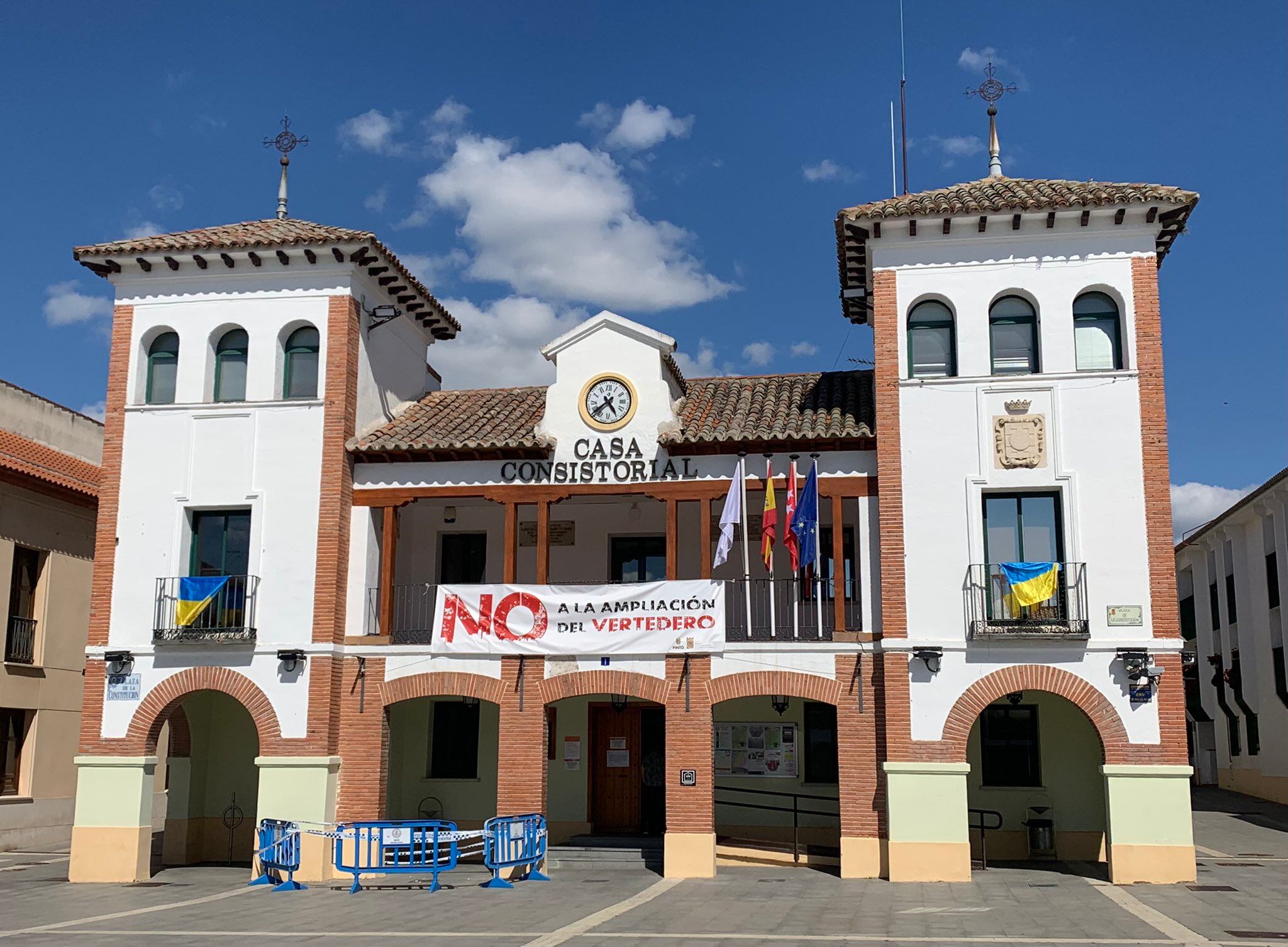 Fachada del Ayuntamiento de Pinto con una pancarta contraria a la ampliación del vertedero situado en su término municipal.