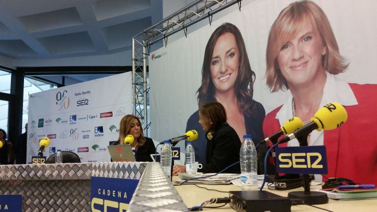 Pepa Bueno y Susana Díaz, durante la entrevista.