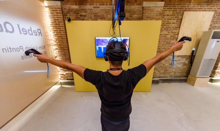 EUn hombre utiliza unas gafas de realidad virtual (VR) en la competición de Realidad Virtual de Venecia en la isla Lazzaretto Vecchio en Venecia, Italia, durante la 74 edición del Festival de Cine de Venecia hoy, 31 de agosto de 2017.