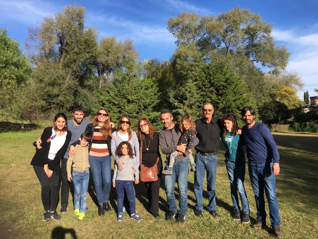 Marcela Solsona Síntora junto a su familia biológica.