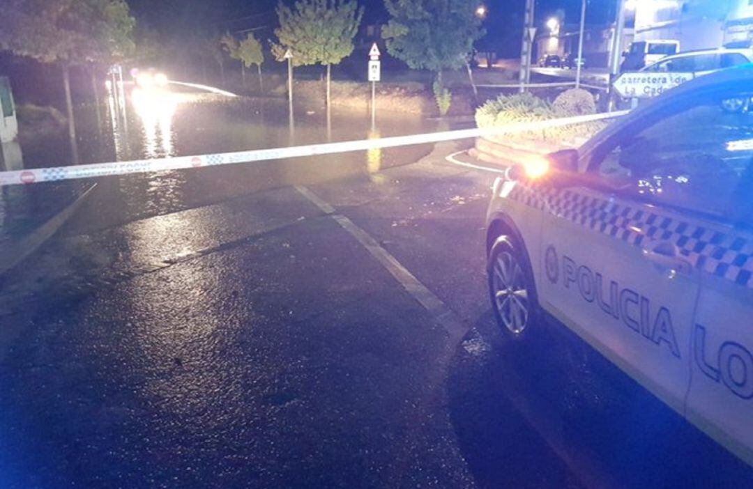 Carretera inundada a causa de la lluvia en Andújar.