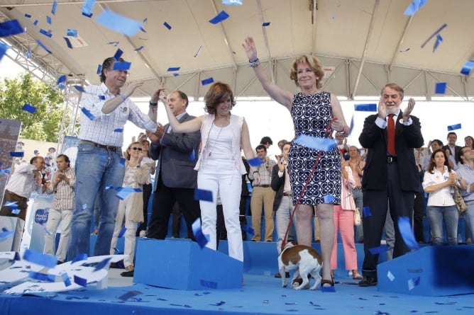 Acto electoral de la candidata popular en la plaza de toros de Valdemoro junto a Mayor Oreja, Sáenz de Santamaría y Granados. Aguirre se ha llevado a su perrito &quot;Pecas&quot;.