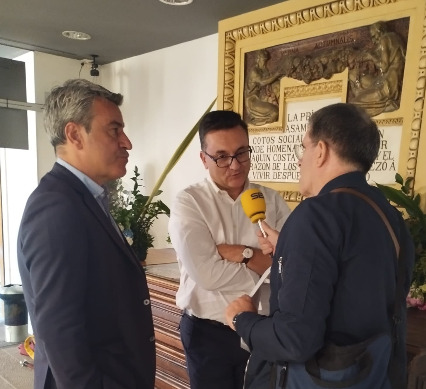 El presidente de la Comarca de Ribagorza, Roque Vicente, y el alcalde de Graus, José Antonio Lagüens, en el programa de Ser Aragón Oriental