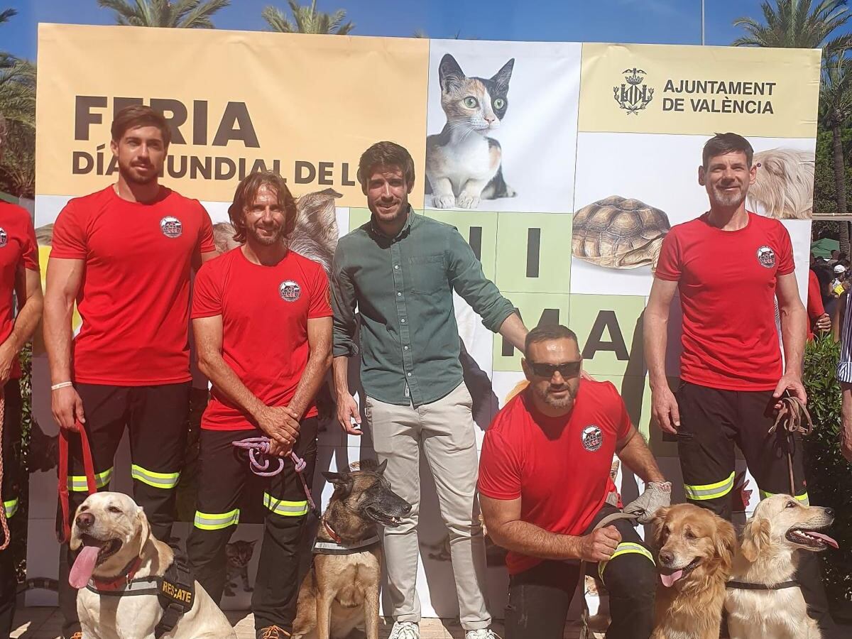 El concejal de Bienestar Animal, Juan Carlos Caballero, junto a la Unidad Canina de Bomberos de València en la feria celebrada por el Día Mundial de los Animales