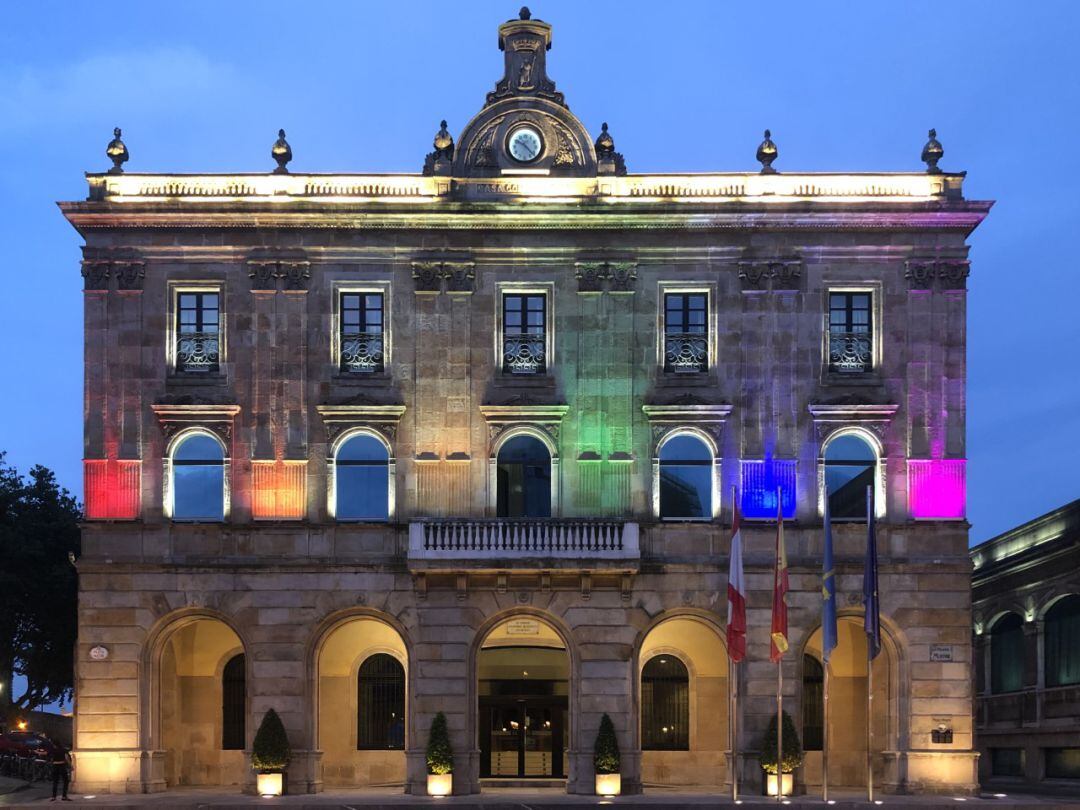 Ayuntamiento con los colores de la bandera LGTBI.