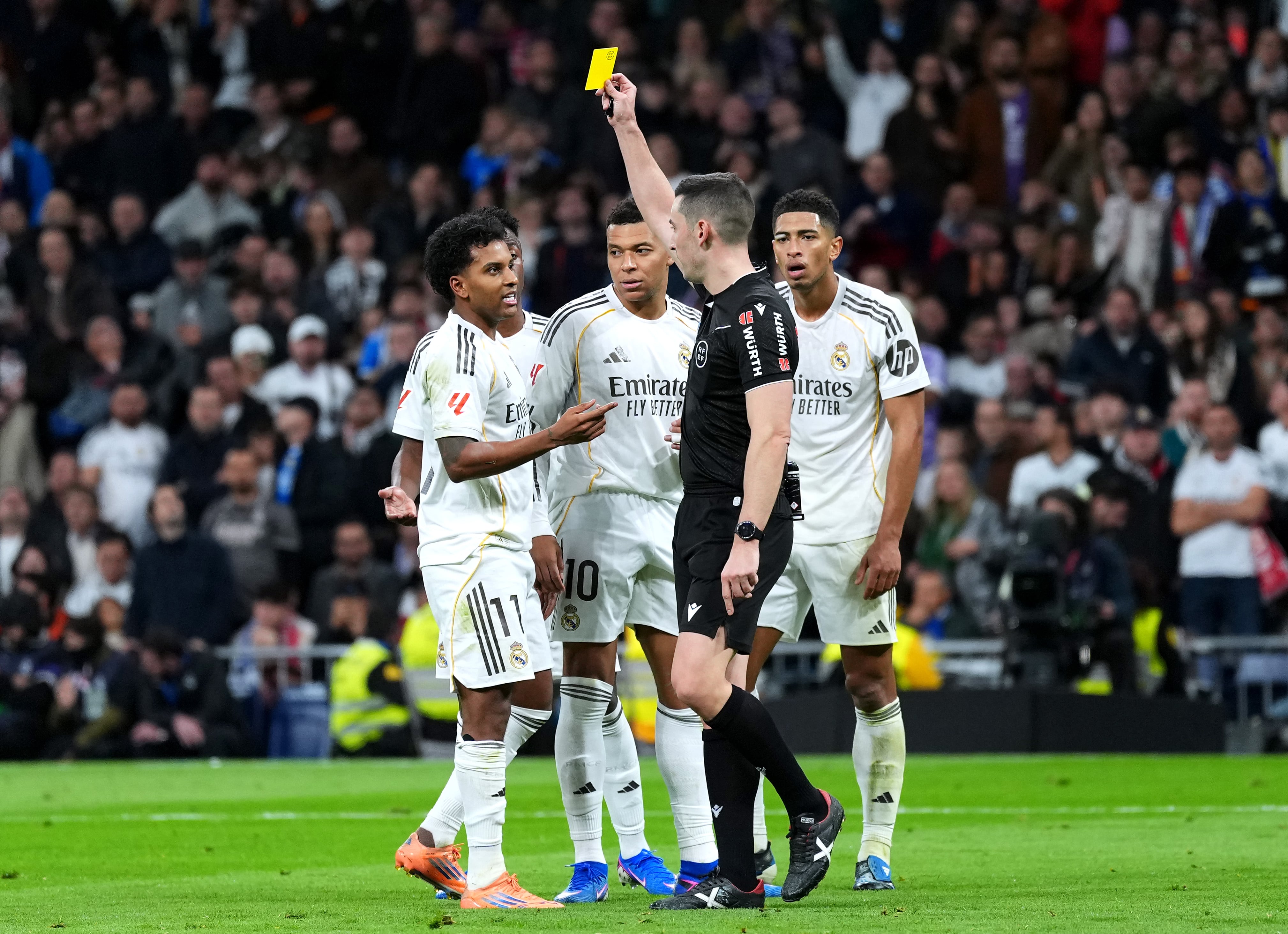 Los jugadores del Real Madrid protestan una decisión del árbitro en el partido frente al Sevilla