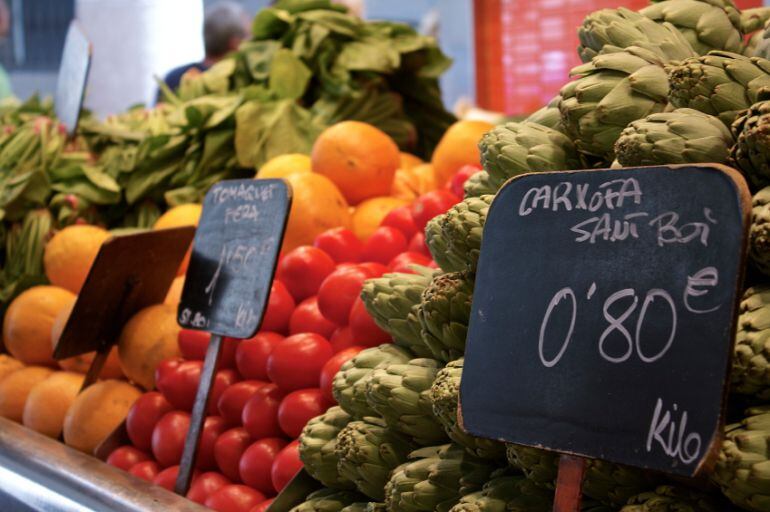 En la dieta mediterránea no deben faltar alcachofas, tomates, naranjas o espinacas.