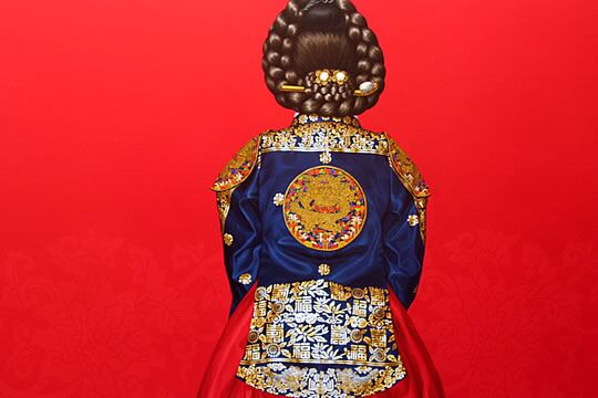 Imagen de un cuadro al óleo en el que se ve a una mujer ataviada con un traje típico coreano pintado al estilo hiperrealista.