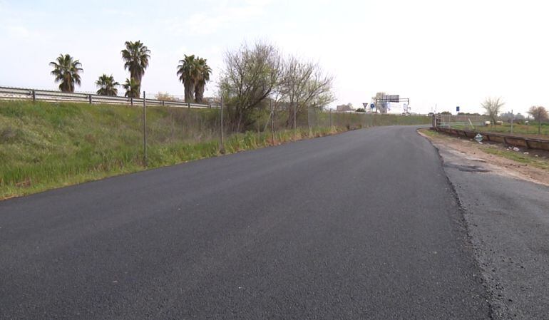 Vía de servicio de la A-4 a su paso por Andújar, recientemente asfaltada