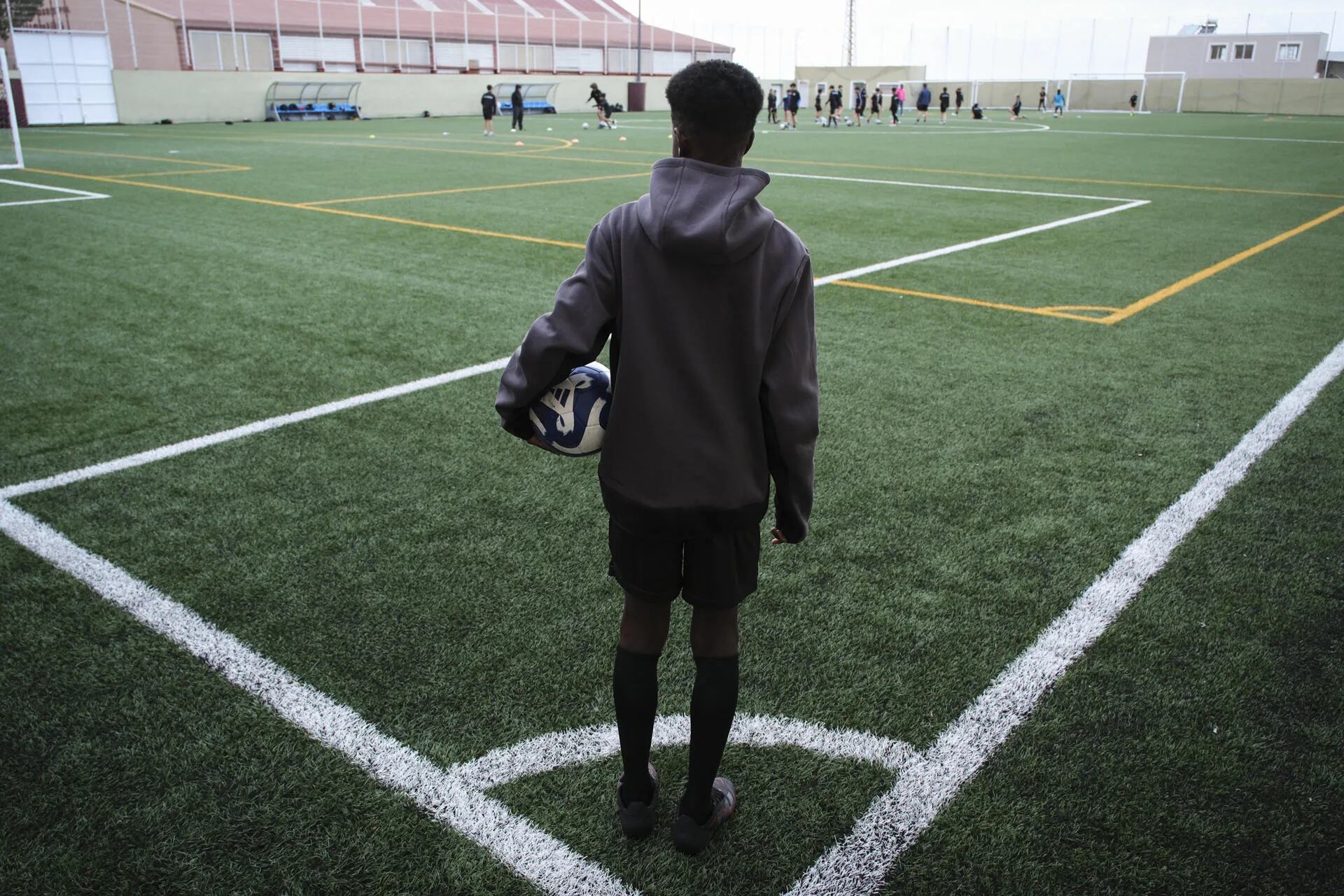 La Consejería de Educación insta a las federaciones deportivas, en una resolución, que permitan federarse a jóvenes como Adú, de 12 años, uno de los afectados por los problemas federativos para practicar el fútbol (imagen de archivo). EFE/Alberto Valdés