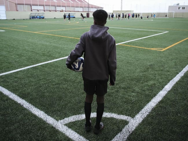 La Consejería de Educación insta a las federaciones deportivas, en una resolución, que permitan federarse a jóvenes como Adú, de 12 años, uno de los afectados por los problemas federativos para practicar el fútbol (imagen de archivo). EFE/Alberto Valdés