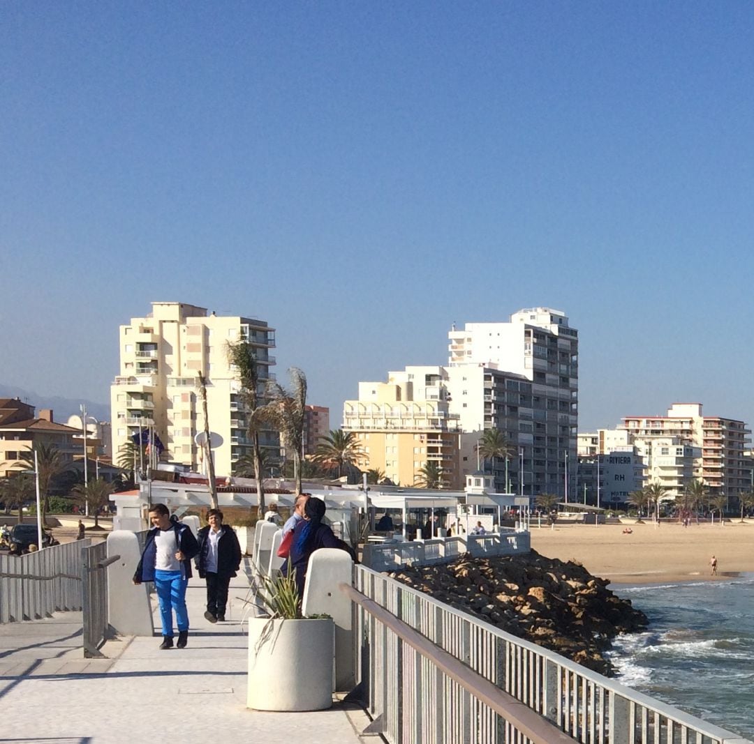 Imagen de archivo del espigón de la playa de Gandia 