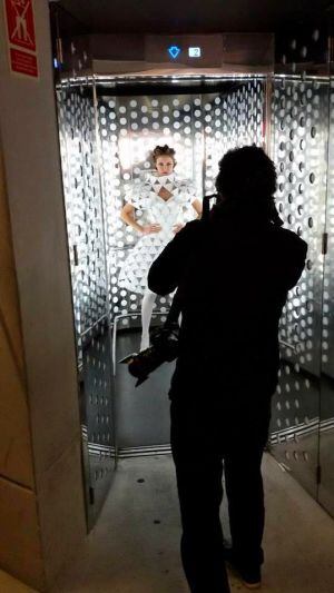 Fotógrafo en plena sesión en el ascensor de Metropol Parasol.