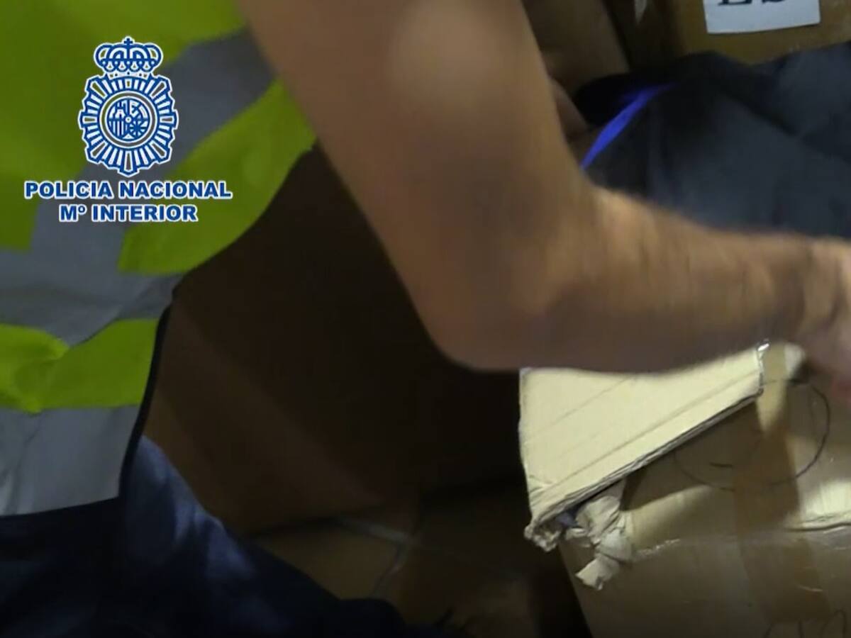 Detenidos por almacenar y distribuir 10.000 prendas falsificadas desde Parla