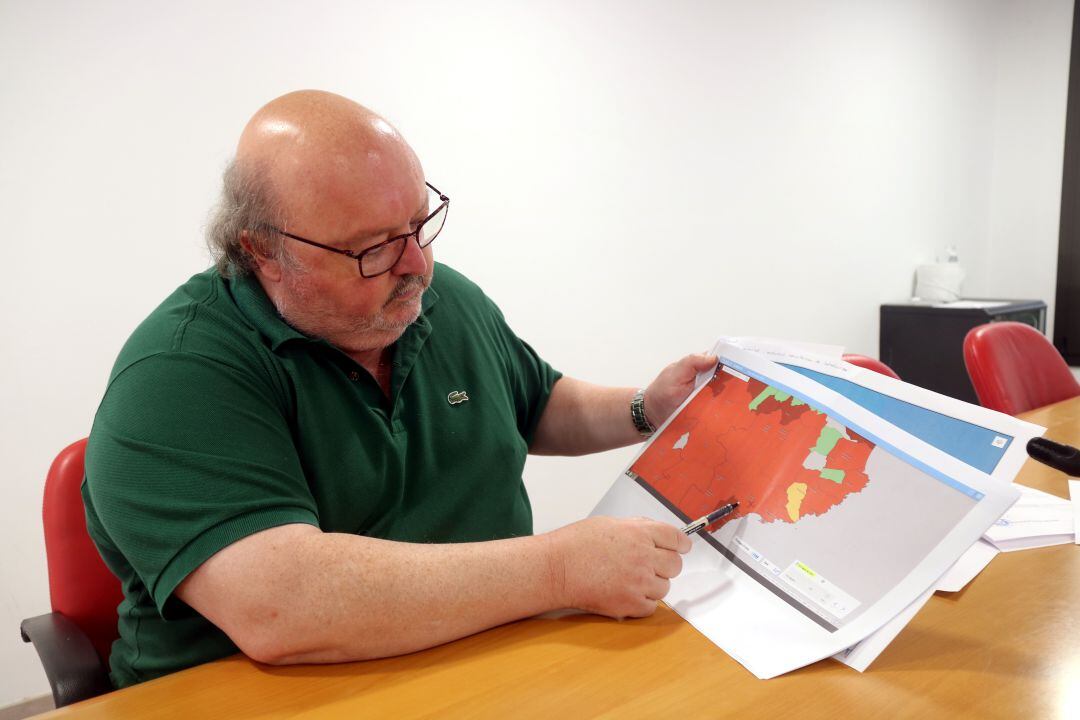 L&#039;alcalde de Calonge, Jordi Soler, mirant les dades d&#039;incidència del coronavirus