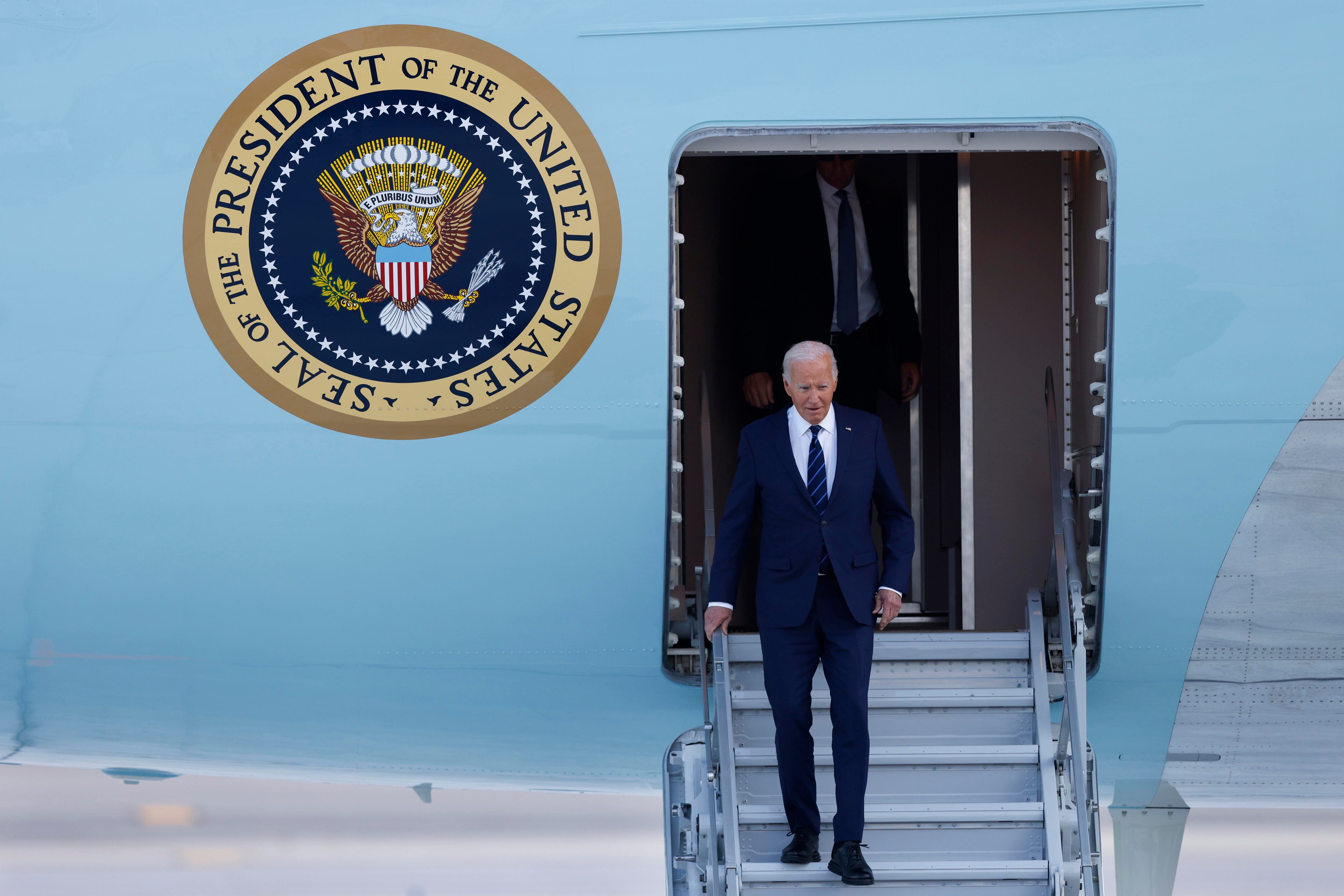 El presidente de EEUU, Joe Biden, baja del Air Force One en Las Vegas.