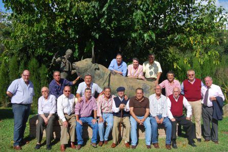 Los amigos del Chic tras una comida homenaje a Florencio Ruiz Lara, en la Finca El Algarrobo propiedad de Francisco Ruiz Miguel