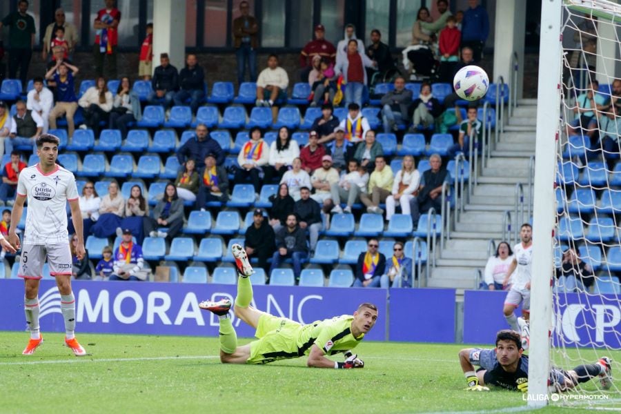 Ander Cantero, en una imagen de la recta final del FC Andorra-Racing, en la que el portero estuvo a punto de marcar (foto: LaLiga Hypermotion)