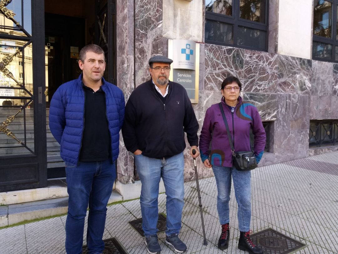 El portavoz de la plataforma por la sanidad en el suroccidente, en el centro de la imagen, junto a dos integrantes de la misma poco antes de reunirse con la directora del SESPA