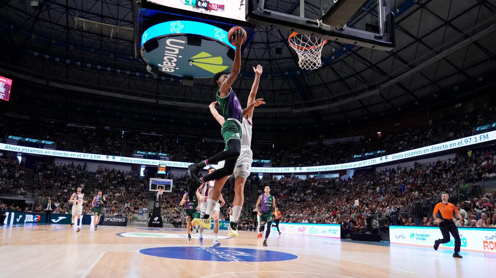 El Unicaja consiguió una sufrida victoria ante un buen Baskonia, que acusó al final el esfuerzo