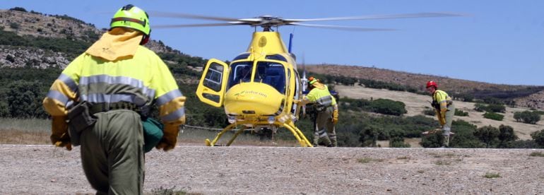 Efectivos de GEACAM junto a un helicóptero