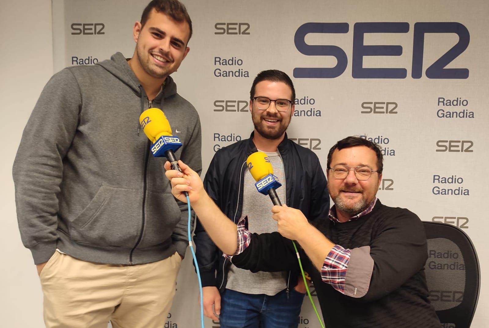 El hermano mayor de la Hermandad, Jordi Pérez y del secretario, Guillermo Pérez en los estudios del Grupo Radio Gandia junto al periodista Daniel Ardid.