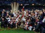 Los jugadores de River Plate con la copa tras vencer a Boca Juniors en el partido de vuelta de la final de la Copa Libertadores que ambos equipos han jugado esta noche en el estadio Santiago Bernabeu de Madrid, y que terminó con la victoria de River Plate por 2-1.