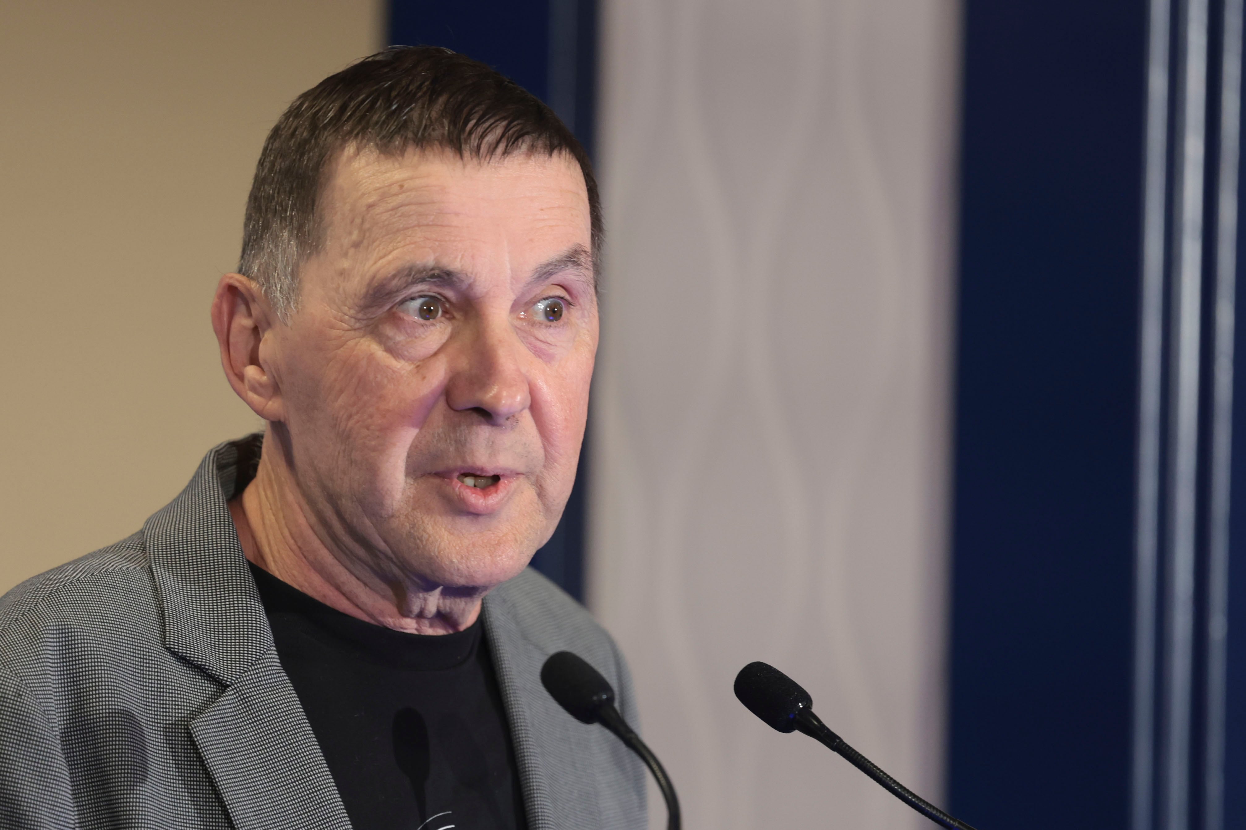 BILBAO, 13/04/2026.- El secretario general de EH Bildu , Arnaldo Otegi, presenta este lunes al portavoz de EH Bildu en el Parlamento Vasco, Pello Otxandiano, en la conferencia-coloquio organizada por el Fórum Europa Tribuna Euskadi. EFE/Luis Tejido