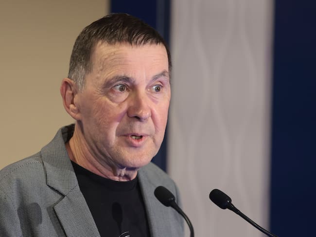 BILBAO, 13/04/2026.- El secretario general de EH Bildu , Arnaldo Otegi, presenta este lunes al portavoz de EH Bildu en el Parlamento Vasco, Pello Otxandiano, en la conferencia-coloquio organizada por el Fórum Europa Tribuna Euskadi. EFE/Luis Tejido