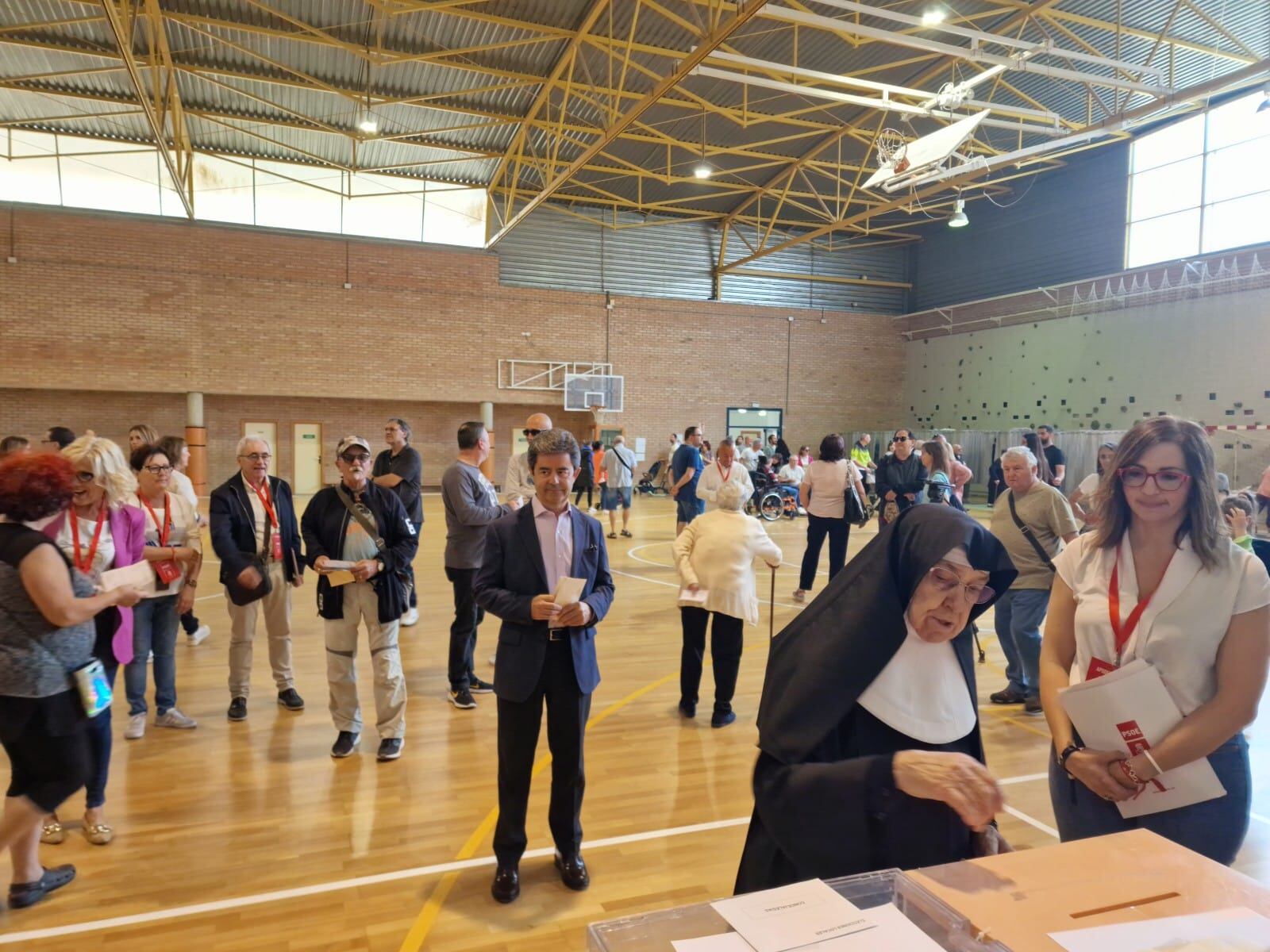 Luis Felipe, esperando a que una monja votase
