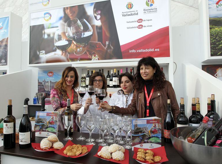 La concejala de Cultura, Ana Redondo, junto a la presidenta de la asociación provincial de empresarios de Hostelería, María José Hernández, en el expositor del ayuntamiento de Valladolid en el certamen Madrid Fusión.