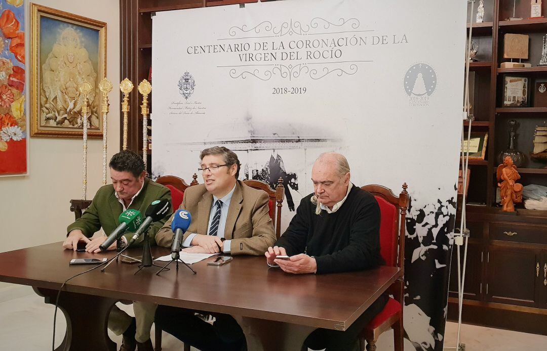 De izquierda a derecha, el compositor Rafael González-Serna, Juan Ignacio Reales, presidente de la Hermandad Matriz de Almonte; y el productor musical Jesús Bola