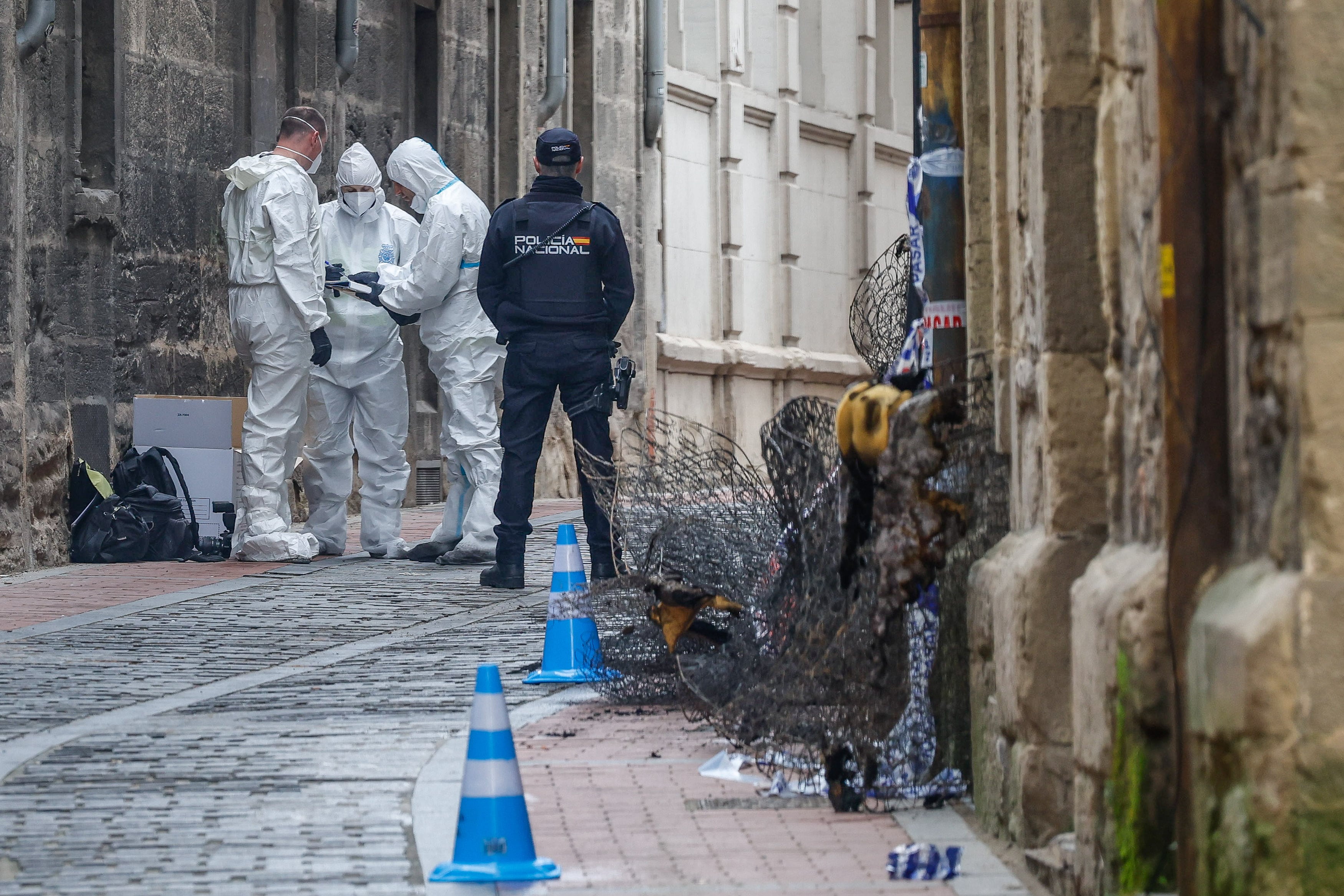 Agentes de la Policía Nacional junto al edificio de la localidad de Miranda de Ebro incendiado esta noche, y en el que han muerto tres mujeres