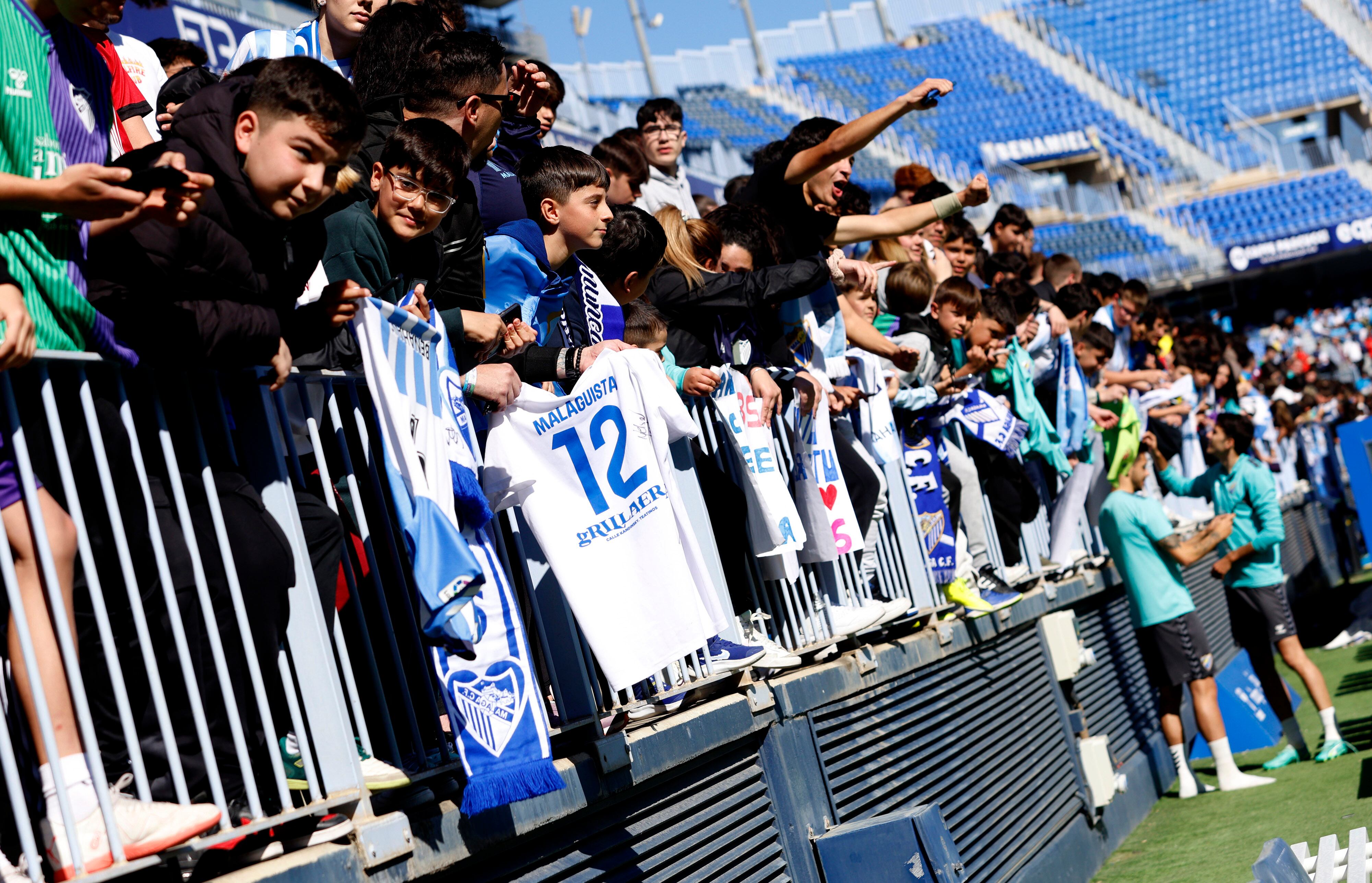 Malaguistas en las gradas de La Rosaleda durante el entrenamiento del viernes