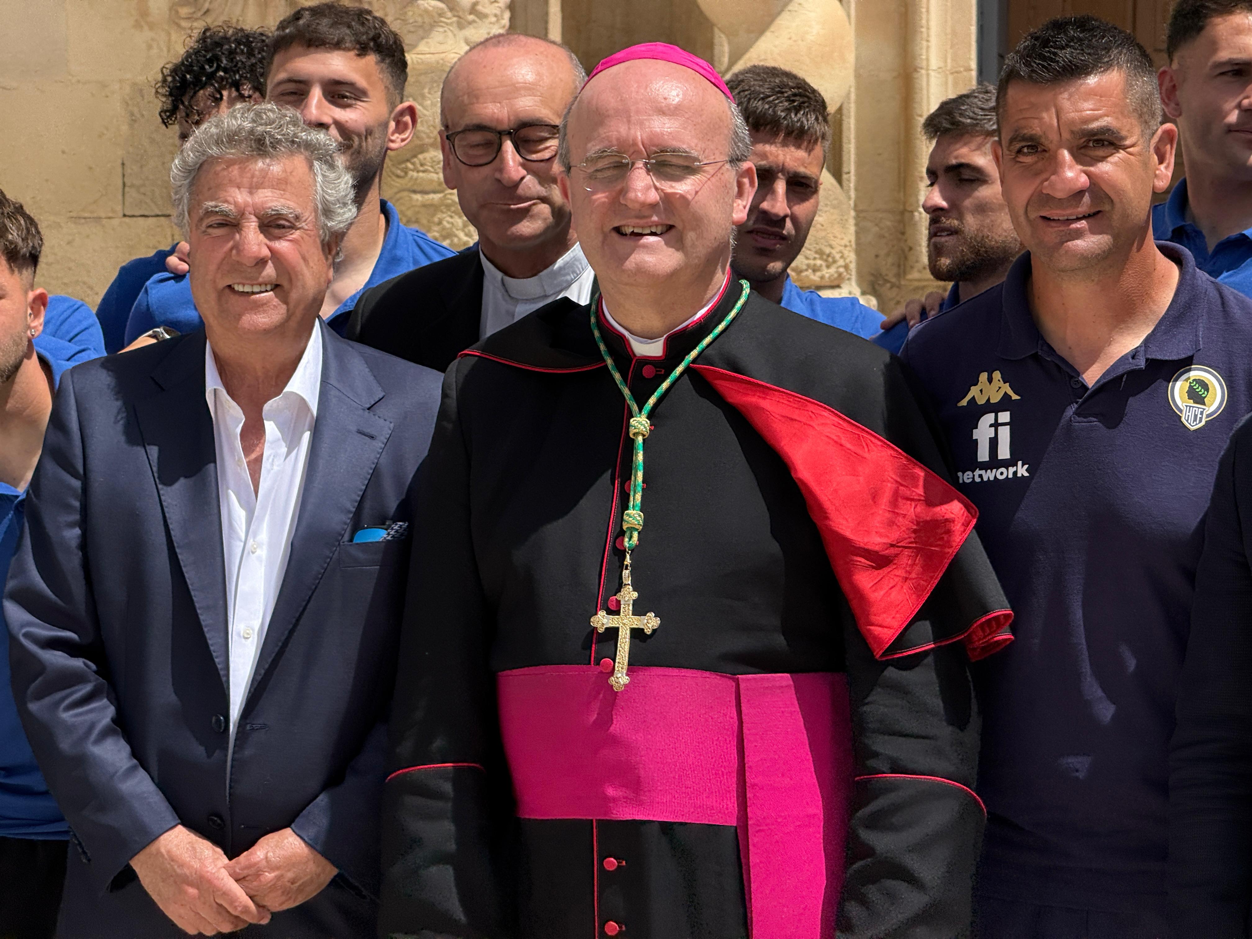 Enrique Ortiz, Monseñor José Ignacio Munilla y Valentín Botella, en la Santa Faz