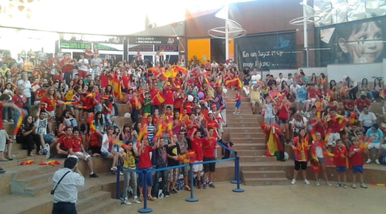 Cientos de personas vibran con la Roja en el centro comercial Imaginalia