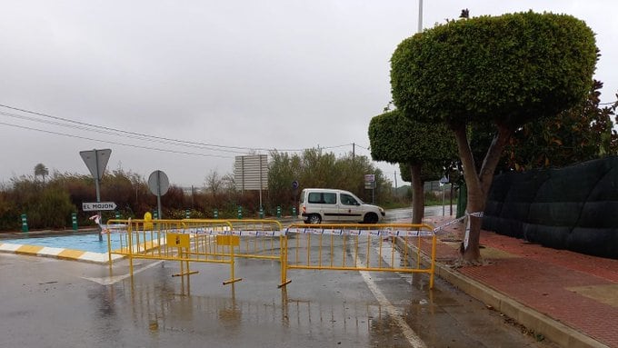 Cortada al tráfico la carretera de El Mojón en San Pedro del Pinatar (Murcia)