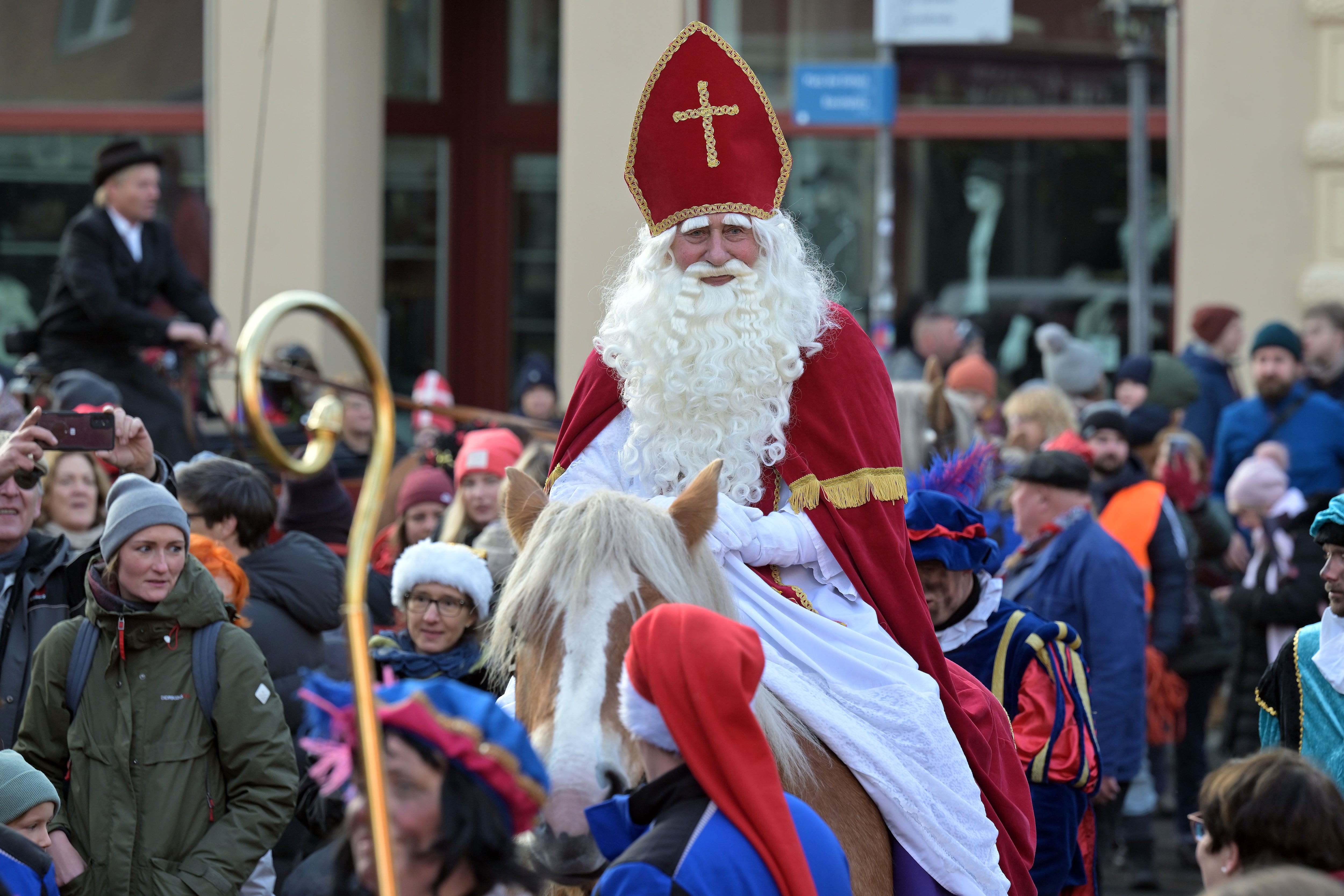 09 de diciembre de 2023, Brandeburgo, Potsdam: Sinterklaas, llega al barrio holandés de Potsdam para abrir el mercado navideño local.