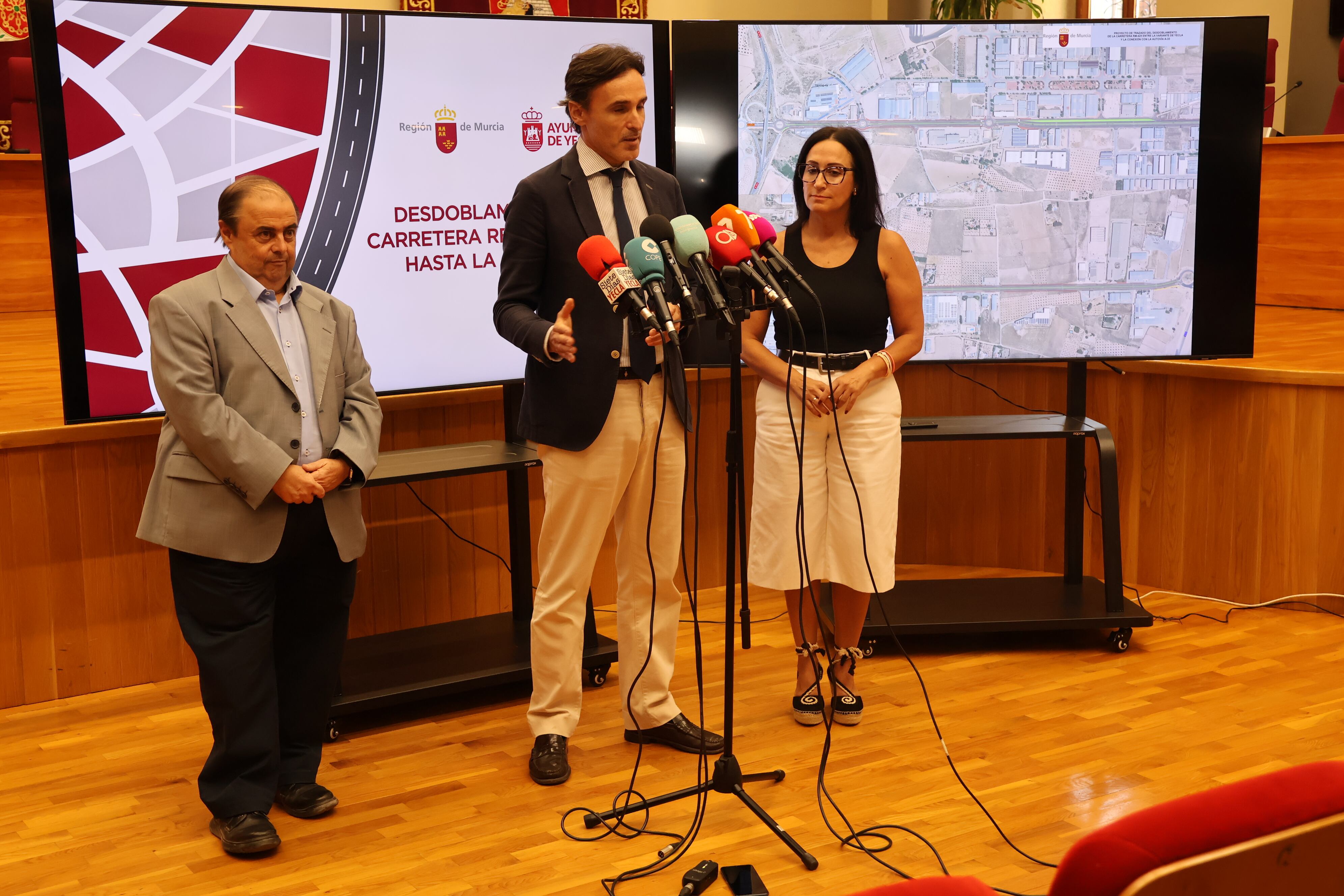 El consejero de Fomento presentando el proyecto de trazado del desdoblamiento de la RM-425