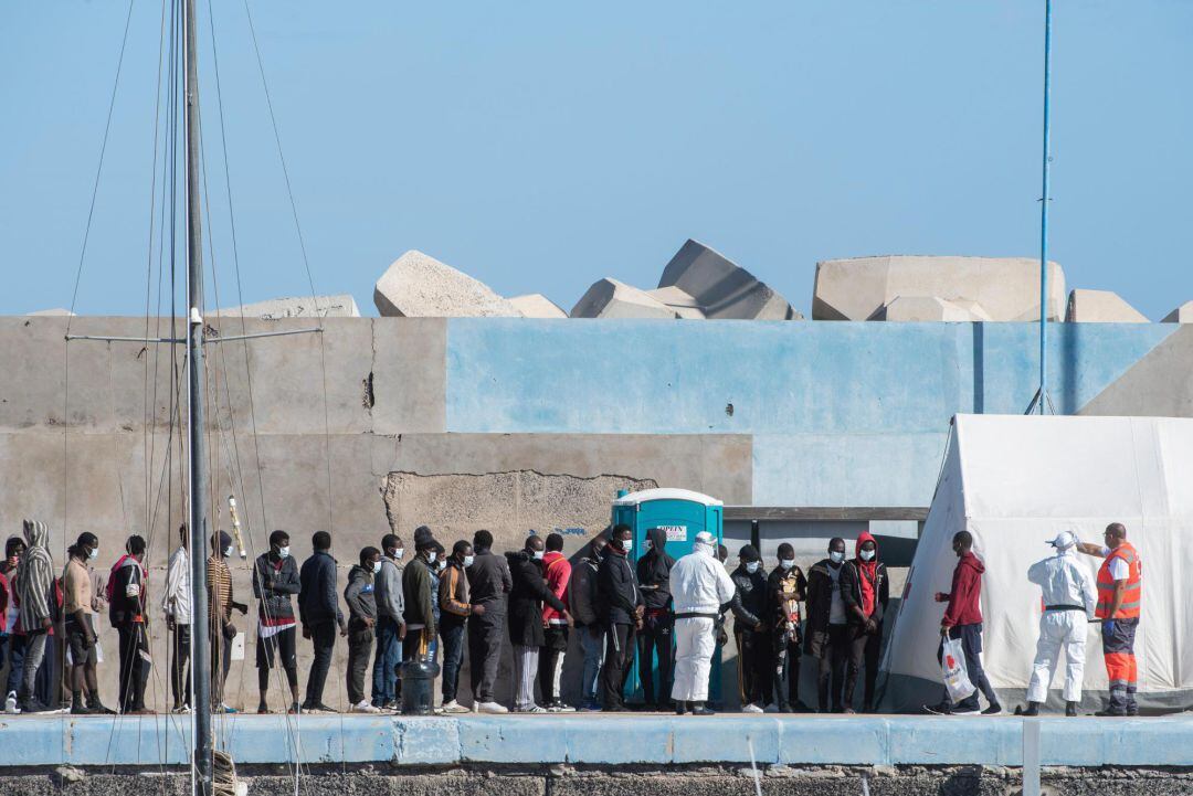 GRAN TARAJAL (FUERTEVENTURA), Un embarcación de Salvamento Marítimo ha trasladado este miércoles al puerto de Gran Tarajal (Fuerteventura) a 59 inmigrantes de origen subsahariano (42 hombres, 15 mujeres, un niño pequeño y un bebé) rescatados a unos 55 kilómetros de la isla, cuando se dirigían hacia Canarias en una lancha neumática.