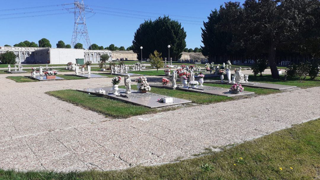 El Ayuntamiento pone en marcha un servicio de autobuses gartuitos para ir al cementerio de Los Llanos