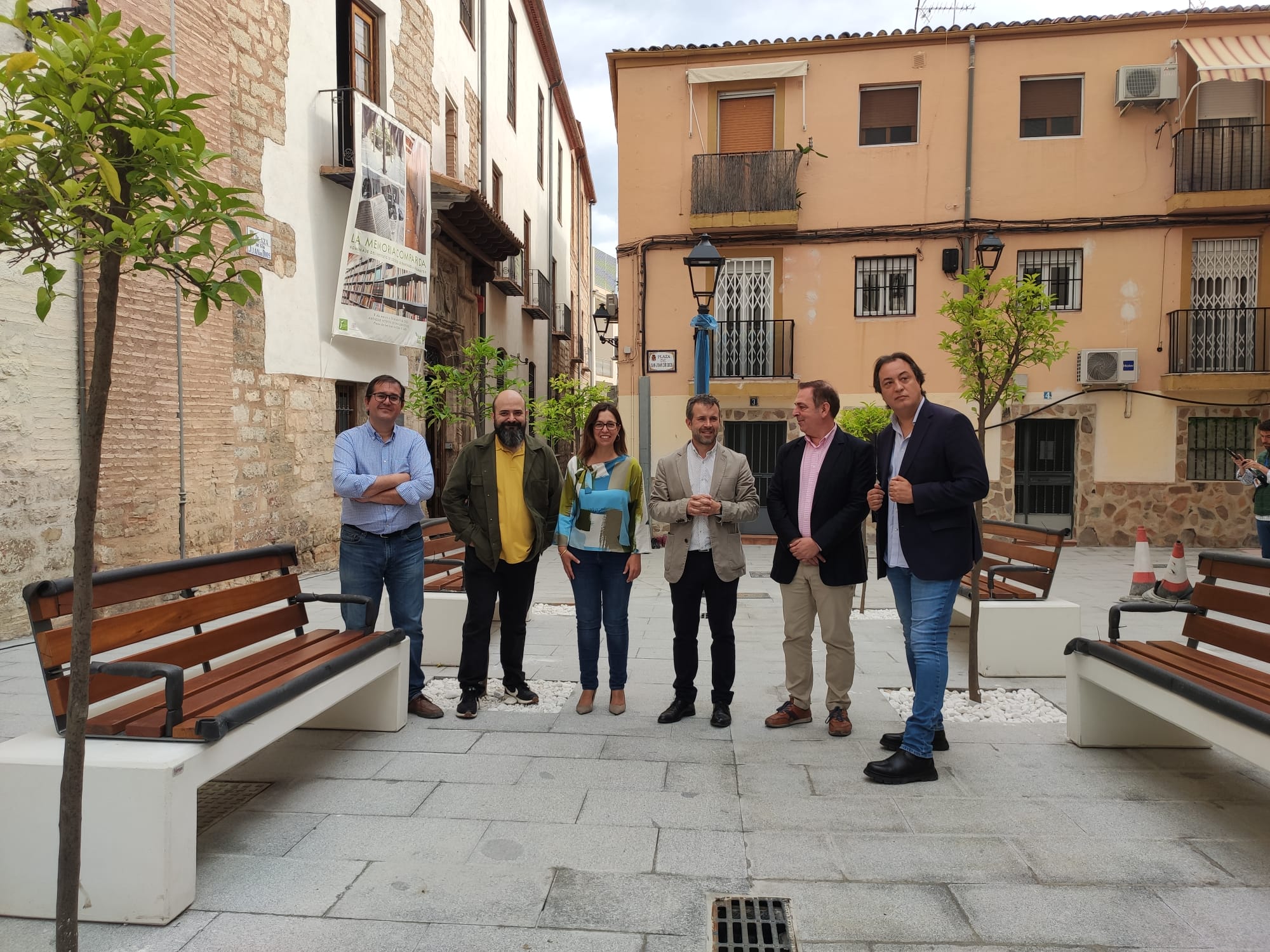 Visita de autoridades del Ayuntamiento de Jaén junto a técnicos a la remodelada Plaza de San Juan de Dios en la capital