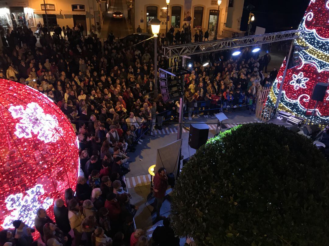La plaza de España acogió el inicio de las actividades programas con el espectáculo de 'Radiolé por Villancicos'
