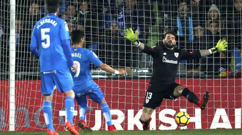 El centrocampista del Getafe Ángel Rodríguez (2i) dispara a puerta para conseguir el segundo gol del equipo frente al Athletic de Bilbao, durante el encuentro correspondiente a la jornada 20 de Primera División que se disputa esta noche en el Coliseum Alf