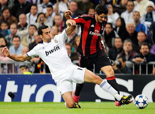 El lateral del Real Madrid, Álvaro Arbeloa, hace entra con todo a Pato para que no se vaya