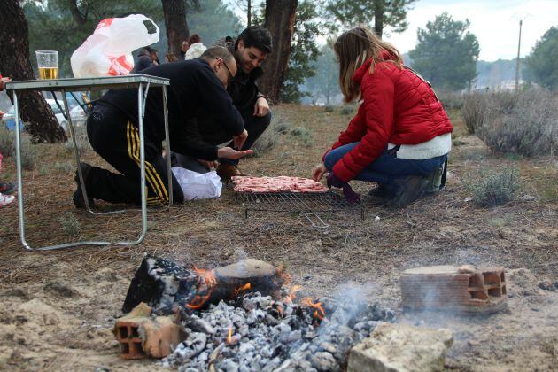 Los cuellaranos degustan las tradicionales chuletas en los pinares